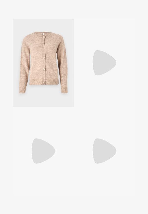 Beige kardiagan tillverkad av texturerat tyg med rund halslinning och fem knappar framtill. Har ribbade manschetter och fåll.; Svart kortärmad t-shirt med rund halsringning, tillverkad i mjukt bomullstyg. Enkelt mönster, utan synliga logotyper eller mönster.; Svarta, vida byxor i ett faux lädermaterial. Har hög midja, bälteshällor, två framfickor och sömnaddetaljer.; Svart läderpumps med spetsig tå, ankelrem och kraftig klack. Slät textur, stilren design och minimalistisk estetik.