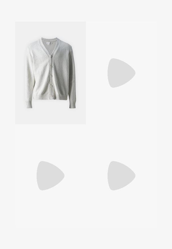 Samsøe Samsøe SAYAMA CARDIGAN - Kardigan - clear cream; Valge nööpidega särk vertikaalsete navüstribadega, pika varrukaga, rinna tasku ja klassikalise kraega. Sile kangas ja lõdvema lõikega.; Heledad hallhallid, laiad dressipüksid pehmest kangast. Omavad elastset vöökoht ja küljetaskuid. Sile tekstuur ja puhas disain.; Burgundia nahkkingad pruunide kummitaldadega, ümmarguse varbaga, valge tikandi ja kuldsete silmadega. Siseosa on kollase voodriga.; Mustad prillid paksude raamidega, mida kannab lokkis juustega inimene. Inimene on riietatud triibulisse särki ja musta denimpukse.