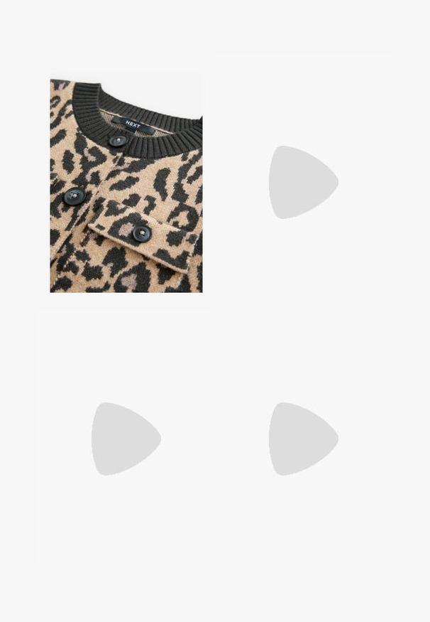 Béžový sveter s čiernym leopardím vzorom, rebrovaným čiernym výstrihom a čiernymi gombíkmi; má náprsného vrecko s klopou.; Biely rebrovaný top bez rukávov s okrúhlym výstrihom, so strapatým lemom a hladkou, elastickou textúrou.; Čierne široké nohavice z ľahkého materiálu, s predným zapínaním na gombík a plochým predným dielom, s pekne ušitými lemami.; Športové topánky s bielym koženým zvrškom, šedou semišovou špičkou a tromi čiernymi pruhmi. Obsahujú modré logo na jazyku a štruktúrovanú gumovú podrážku.