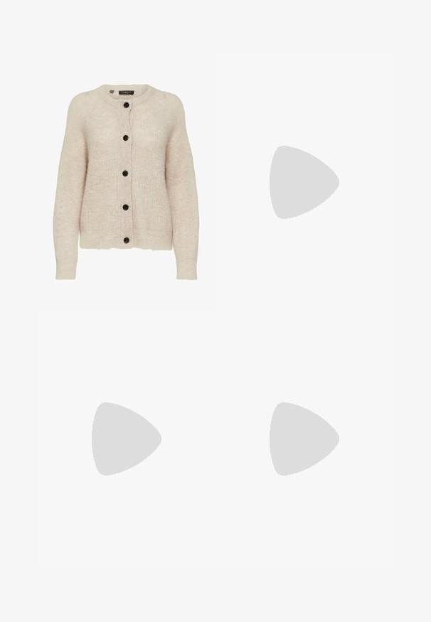 Cardigan lavorato a maglia di un beige chiaro con scollatura rotonda, bottoni neri e dettagli a costine sui polsini e sull'orlo. Tessuto morbido e con texture.; Top bianco aderente realizzato in tessuto a coste, con maniche a farfalla e dettagli arricciati sui lati per texture e forma.; Pantaloni a gamba larga di un leggero colore crema. Realizzati in un tessuto morbido con pieghe sul davanti e tasche laterali.; Sandal in pelle marrone con cinturini incrociati, chiusura con cinturino alla caviglia e suola piatta con dettagli di cucitura minimi.