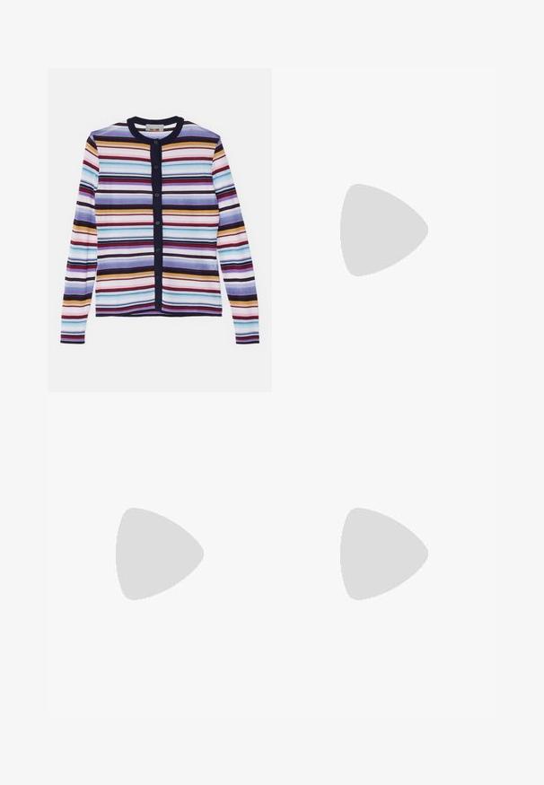 Mehrfarbiger gestreifter Cardigan mit langen Ärmeln, navyfarbiger Paspel und Knopfverschluss vorne. Hergestellt aus einem leichten Strickstoff. Verfügbar in verschiedenen Farben.; Weißes geripptes Tanktop mit rundem Ausschnitt, das eine dünne Textur aufweist und ein Lederetikett nahe der Schulter hat.; Stine Goya EMI - Stoffhose - light blue/offwhite; Schwarze knielange Stiefel aus glattem Material mit einem subtilen genieteten Muster und einem silberfarbenen Absatz. Kombiniert mit einem rosa Satin-Kleid.