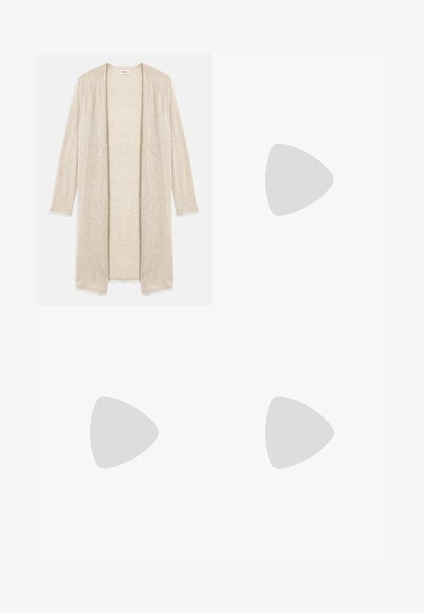 Stickad beige kardiigan med öppen framsida, långa ärmar och intrikat utklippt mönster. Lätt fransiga kanter för extra textur.; Svart kortärmad t-shirt i bomull, med korta, vida ärmar och rund halsringning, har en mjuk textur och minimalistisk design.; Mörkblå denimjeans med utsvängd passform, femfickorsdesign och kontrasterande orange sömmar längs sömmarna och fickorna.; Svart läderankelboot med en slät yta, spetsig tå och en kraftig hög klack. Har en sidöppning och ett minimalistiskt design.