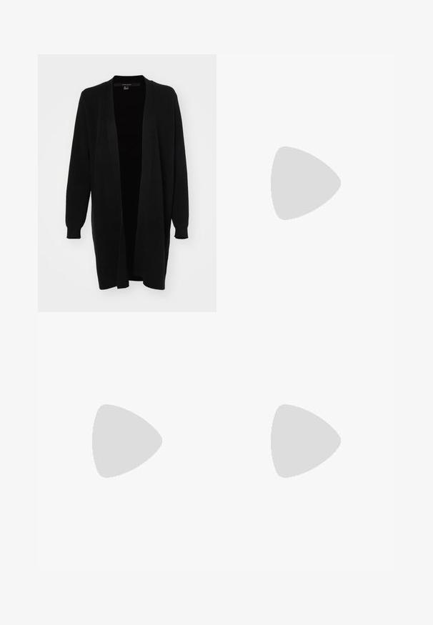 Svart kofta med långa ärmar, öppen front och ribbade muddar. Mjuk textur, minimalistisk design och inga synliga knäppningar.; Vit t-shirt med kort ärm i bomull. Har en rundad halsringning och en avslappnad passform. Slät textur utan synliga mönster eller detaljer.; Breda byxor i krämfärgad tyg med en mjuk yta, med en enda knapp fram, subtila veck och en hög midja design.; Vit högklackad sandal med en kraftig klack, med ett remdesign och ankelband. Slät textur med en plattform framtill för ökad höjd.