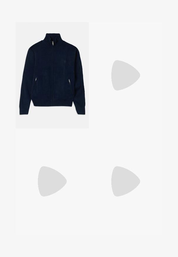 Jūras spēku tumši zilais džemperis ar augstu apkakli, divām sānu rāvējslēdzēja kabatām un gludām teksturētām audumam. Iezīmēts ar diskrētu logo uz krūšu daļas.; Balta kokvilnas T-krekls ar īsām piedurknēm, apaļu kakla izgriezumu un maigi redzamu Levi's logotipu centrā. Mīksta tekstūra un standarta piegriezums.; Tumši zili džinsi ar taisnu piegriezumu, piecām kabatām, kontrastējošiem apelsīnu diegiem un ar pogu aizdari. Nav redzamu rakstu vai rotājumu.; Melnas ādas kleitu kurpes ar apaļu purngalu, auklu dizainu un zemu sakrautu papēdi. Gluda virsma ar minimālām šuvju detaļām.