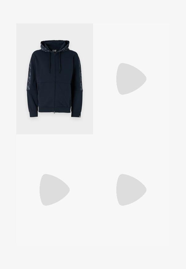 Mornarska zip-up dukserica s kapuljačom s uzorkom, crnim detaljima, rebrastim manžetama i mekom teksturom. Sadrži brendirane detalje na rukavima.; Bijela pamučna majica s okruglim izrezom i kratkim rukavima, s zlatnim EA7 Emporio Armani logotipom otisnutim na prednjoj strani.; Crne atletske kratke hlače od mekanog materijala, s elastičnim pojasom i malim žutim EA7 logotipom na donjoj lijevoj nozi.; Bijele kožne tenisice s glatkom površinom, okruglim vrhom, ravnim vezicama i teksturiranom potplatom. Imaju suptilan logo na peti.