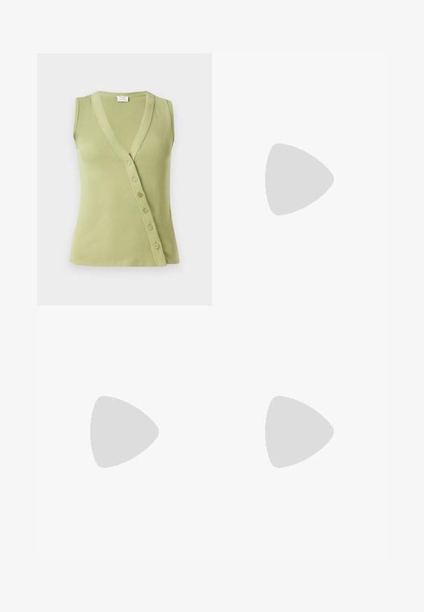 Light green sleeveless top made of ribbed material. Features a v-neckline and seven buttons along the side for closure.; White fitted top made of ribbed fabric with cap sleeves and gathered details at the sides for texture and shape.; Stradivarius WITH BELT - Trousers - white; Black patent leather high-heeled shoes with two buckled straps, square toe, and thick block heel. Smooth texture with a glossy finish.