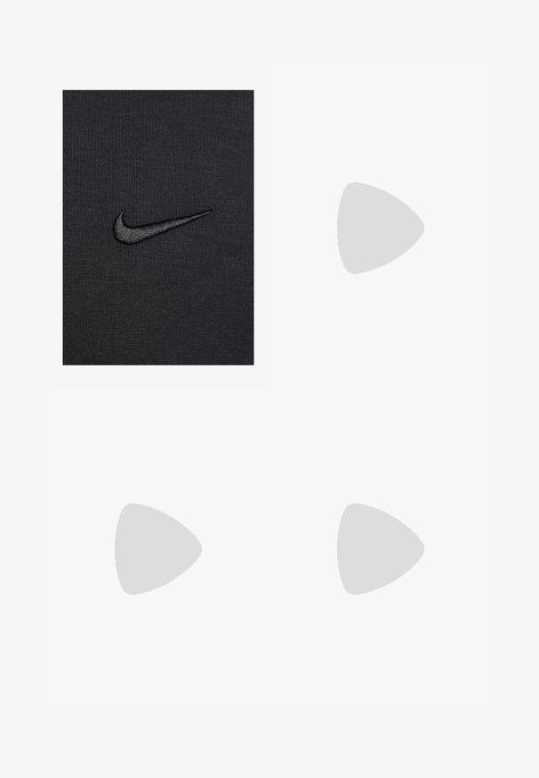 Crni materijal s rebrastom teksturom ima mali, izvezeni Nike swoosh logo u tamnijoj nijansi crne boje.; Crna Nike majica za trčanje napravljena od laganog, prozračnog materijala, s kratkim rukavima i malim bijelim logotipom na prsima.; Crne atletske hlače od glatkog materijala, s elastičnom pasicom, sužavajućim nogavicama i malim bijelim logom na lijevoj strani.; Crna sportska cipela s teksturiranim gornjim dijelom, bijelim Nike swooshom i bijelim gumennim potplatom. Ima dizajn s vezanjem i dinamičan oblik.