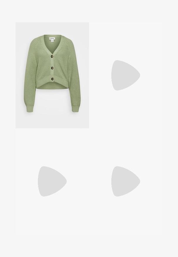 Monki Casaco de malha - green; T-shirt branca de algodão com decote redondo, featuring mangas curtas e uma textura suave. Projetada com um corte solto para conforto e versatilidade.; Calças de ganga de perna larga com um gradiente de azul claro a escuro, cintura alta, passantes para cinto e um cinto de tecido a condizer. Acabamento em ganga texturizada.; Ténis de lona azul claro com uma biqueira e sola de borracha creme, apresentando atacadores brancos e uma alça na parte de trás.