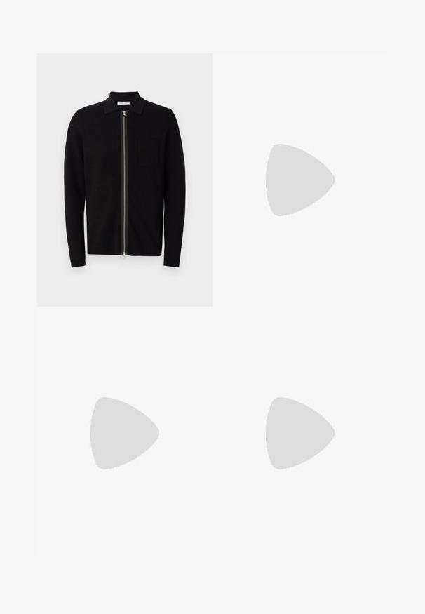 Felpa nera con zip, colletto e tasca sul petto. Realizzata in tessuto morbido e testurizzato. Presenta una zip a lunghezza completa e maniche lunghe.; Maglietta a maniche lunghe con colletto rotondo di colore marrone chiaro, realizzata in tessuto morbido, caratterizzata da un piccolo logo nero a forma di quadrato sul petto.; Pantaloni neri su misura con una vestibilità dritta, realizzati in tessuto liscio. Presentano passanti per cintura e dettagli di piega lungo la parte anteriore.; Sneaker bianche in pelle con finitura liscia, punta arrotondata, lacci piatti e suola texturizzata. Accento in suede grigio sul tallone.; Occhiali da sole trasparenti in plastica con lenti rettangolari marroni, dotati di sottili aste trasparenti e dettagli in metallo sulle tempie.