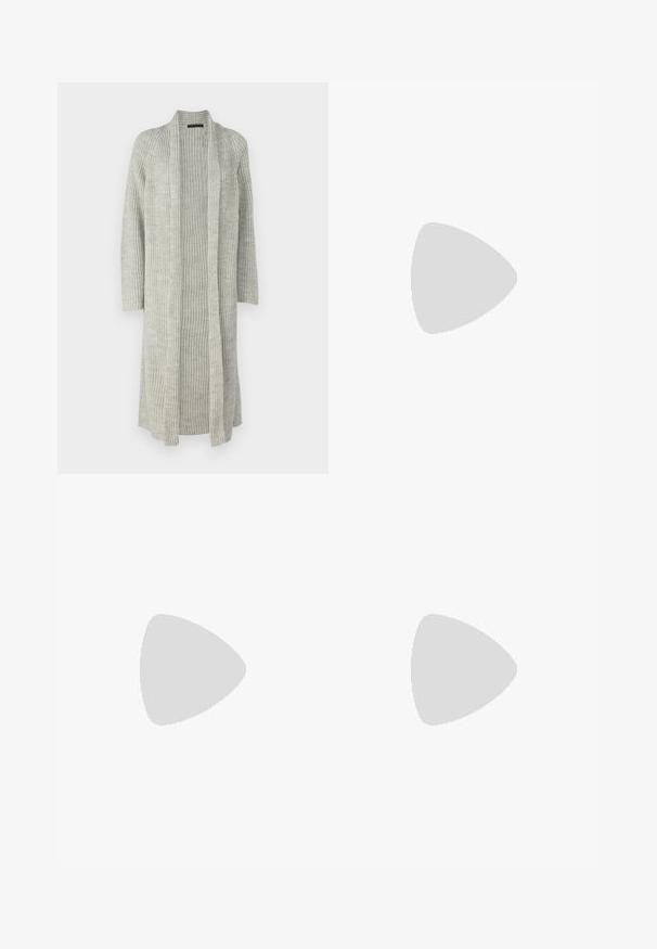 DRYKORN EILINA - Casaco de malha - grey; T-shirt de algodão preto com decote redondo, mangas curtas e um logótipo bordado no peito. Corte simples e descontraído, sem padrões.; Calças pretas de corte ajustado com um design de perna reta, apresentando uma textura lisa e pregas bem definidas na frente. Sem hardware visível.; Saltos slingback em couro preto com bico fino, apresentando um salto esguio e um detalhe em tom dourado na alça ajustável. Textura suave.