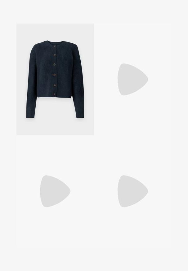 MSCH Copenhagen PEGGY - Chaqueta de punto - sky captain; Conjunto de dos camisetas ajustadas de cuello alto en blanco y negro. Mangas cortas, tejido de algodón suave y diseño ajustado. Sin patrones ni gráficos.; Pantalones de mezclilla de pierna ancha con un degradado de azul claro a oscuro, cintura alta, trabillas para cinturón y un cinturón de tela a juego. Acabado de mezclilla texturizada.; Zapatilla de color azul marino con parte superior de tejido texturizado, suela de plataforma blanca, punta redondeada y acento en el talón negro. Cuenta con seis ojales para los cordones.