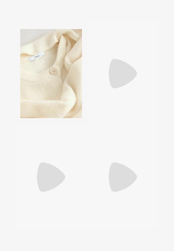 Maglione lavorato a maglia color crema con scollatura rotonda, caratterizzato da dettagli a coste e una chiusura a bottoni. L'etichetta riporta "NEXT". Tessuto morbido e testo.; Maglietta a maniche corte marrone realizzata in tessuto morbido, con scollatura rotonda e vestibilità rilassata. Nessun motivo o dettaglio visibile.; Stradivarius WIDE-LEG WITH BUCKLE DETAIL - Pantaloni - dark brown; Sandal in camoscio marrone con tacco alto, punta aperta, cinturino alla caviglia regolabile e suola a piattaforma striata.