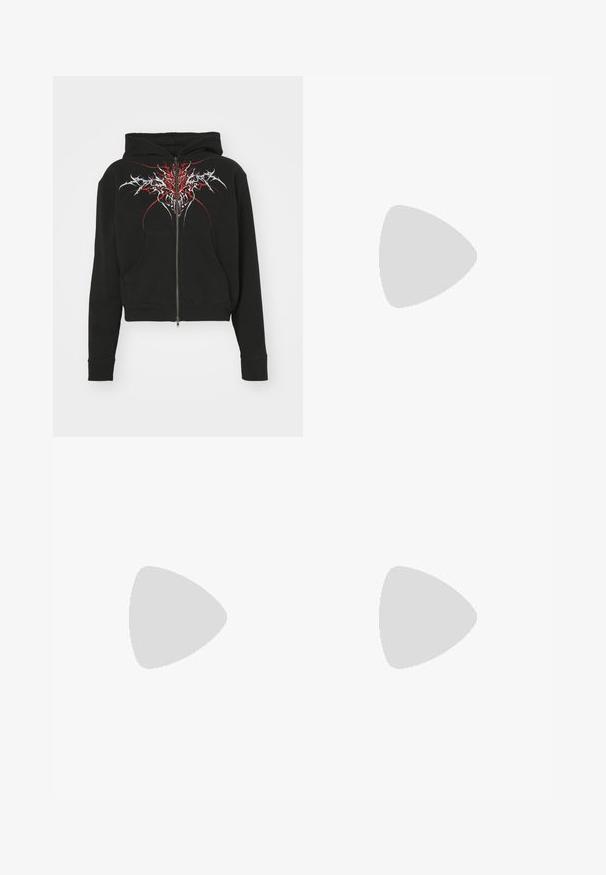 Jaded London LAZYWILLY THORN ZIP HOODIE - Mikina na zip - black; Tričko s krátkým rukávem z lehkého béžového bavlněného materiálu, s kulatým výstřihem, jednoduchým designem a hladkou texturou bez viditelných vzorů či akcentů.; Černé tepláky vyrobené z bavlny s elastickým pasem a nastavitelnou šňůrkou; mají boční kapsy a zúžené manžety u kotníků.; Steve Madden BRENT - Tenisky - white