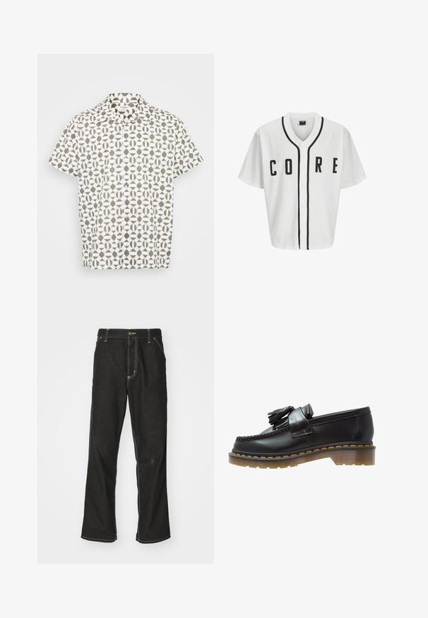 Bílý baseballový dres s krátkými rukávy, černými předními knoflíky a výrazným nápisem "CORE" v černé barvě. Obsahuje černé akcenty podél límce.; Kratší rukávy košile s knoflíky z bílé látky s geometrickým hnědým vzorem. Obsahuje klasický límec a jemnou strukturu.; Bílý bavlněný tričko s dlouhými rukávy a kulatým výstřihem, na levé části hrudi se nachází malé logo v žluté a burgundské barvě. Bezšvové manžety a lem.; Černé denimové džíny s volným střihem, s kontrastním bílým prošíváním, zapínáním na knoflík a rovnými nohavicemi.; Černé kožené mokasíny s texturovaným povrchem, zdobené dekorativním třásněm a kontrastním žlutým prošíváním, na robustní průhledné podrážce.