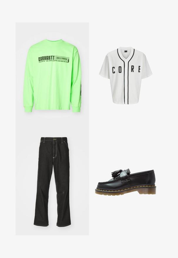 Fehér baseball stílusú mez rövid ujjakkal, fekete elülső gombokkal, és feltűnő "CORE" felirattal fekete színben. Fekete díszítés található a gallér mentén.; Hosszú ujjú póló élénk neon zöld pamutból, fekete szöveggel és grafikával az elején és a bal ujján, kerek nyakú dizájn.; Fekete farmernadrág laza szabással, kontrasztos fehér varrással, gombos záródással és egyenes lábmegoldással.; Fekete bőr loaferek texturált felülettel, dekoratív bojtokkal és kontrasztos sárga varrással, tömzsi, átlátszó talpon.