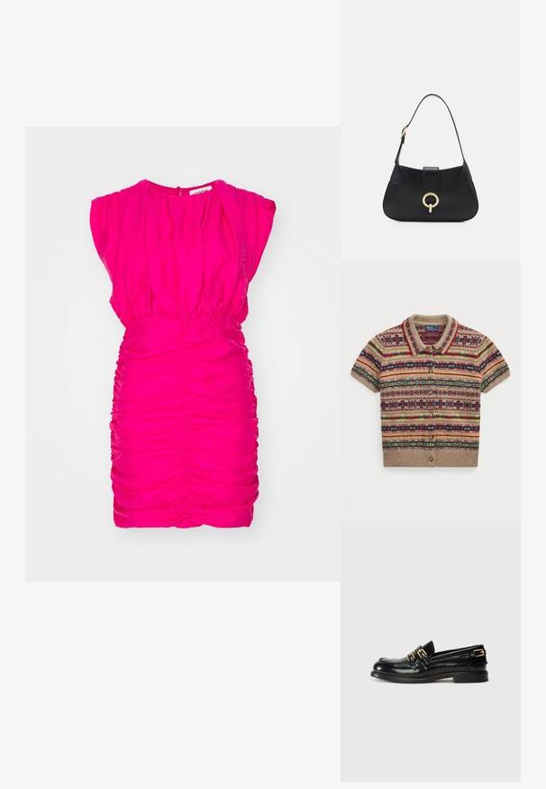Polo Ralph Lauren FAIR ISLE SHORT SLEEVE CARDIGAN - Kardigan - tan multi; Fuchsiové šaty se sbíranými detaily, krátkými rukávy a kulatým výstřihem; mají řasenou texturu a zadní otvor se zapínáním na knoflík.; Černé kožené mokasíny s lesklým povrchem, se dvěma zlatými přezkami a nízkým podpatkem. Hladká textura s kulatou špičkou.; Černá kožená kabelka s zakřiveným siluetou, krátkým popruhem, centrálním zlatým kováním a hladkým povrchem. Bez viditelných vzorů nebo akcentů.