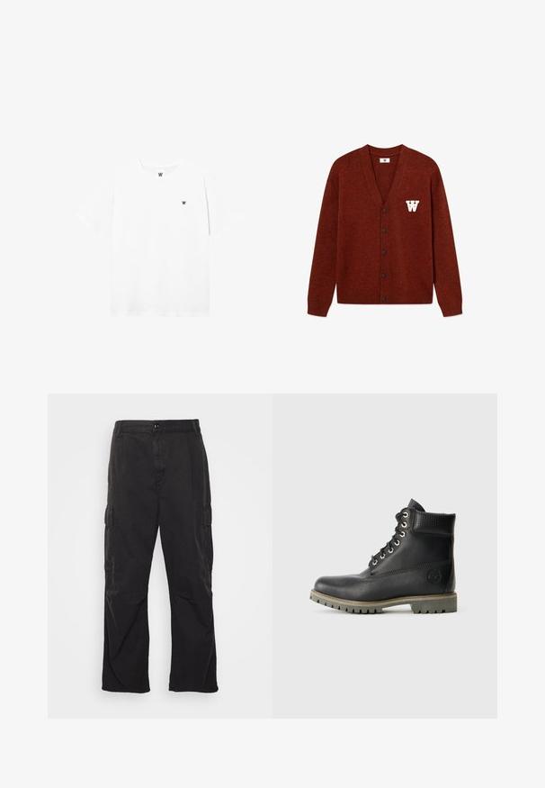 DOUBLE A BY W.W. WWTAY CARDIGAN 25081 - Kardigán - decadent chocolate melange; Biela tričko s krátkymi rukávmi a okrúhlym výstrihom, s malým kruhovým logom, ktoré na ľavej strane hrude zobrazuje čierne písmeno "W".; Čierne cargo nohavice so strihom rovného nohavice, ktoré majú dve bočné vrecká, zapínanie na gombík a textúrovanú tkaninu.; Čierne kožené členkové topánky s šnurovacími detailmi, polstrovaným golierom a štruktúrovanou panelou. Majú robustnú podrážku a embosované logo na boku.