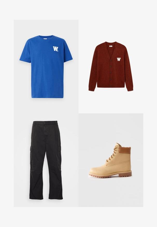 DOUBLE A BY W.W. WWTAY CARDIGAN 25081 - Neuletakki - decadent chocolate melange; Sininen puuvillapaita pyöreällä kaula-aukolla, lyhyillä hihoilla, ja valkoisella logolla vasemmassa rintataskussa. Pehmeä rakenne ja tavanomainen istuvuus.; Mustat cargo-housut suoralinjaisella muotoilulla, joissa on kaksi sivutaskua, nappikiinnitys ja teksturoitu kangas.; Vaaleanruskea nahkainen nilkkuri, jossa on pehmustettu kaulus, kullankirjavat nauhaverkot, vaaleat nauhat ja paksu karkeapohja vaalealla taustalla.
