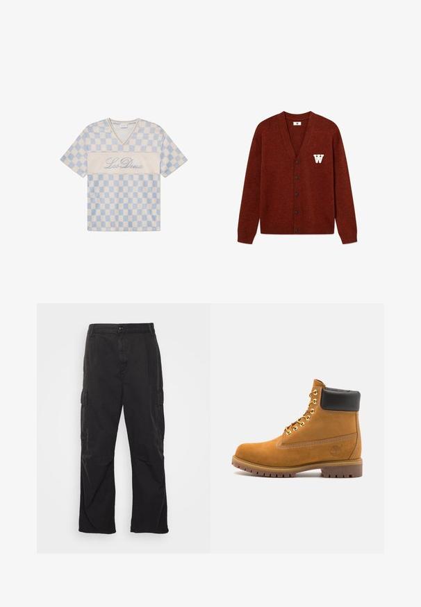 DOUBLE A BY W.W. WWTAY CARDIGAN 25081 - Adīta jaka - decadent chocolate melange; Zilbenu un krēmpelēku pārbaudītu sietu īso piedurkņu T-kreklu ar V veida kaklu un vārdiem "Les Deux", kas izšūti uz priekšpuses kursīvā.; Melni kargo bikses ar taisna kāju dizainu, kurām ir divas sānu kabatas, pogu aizdare un teksturēta auduma virsma.; Brūna zamša potīte ar melnu izšuvumu ap kaklu, zelta metāla acu caurumi, balta šuvju apdare un izturīgs gumijas zole ar izteiktu zīmējumu.