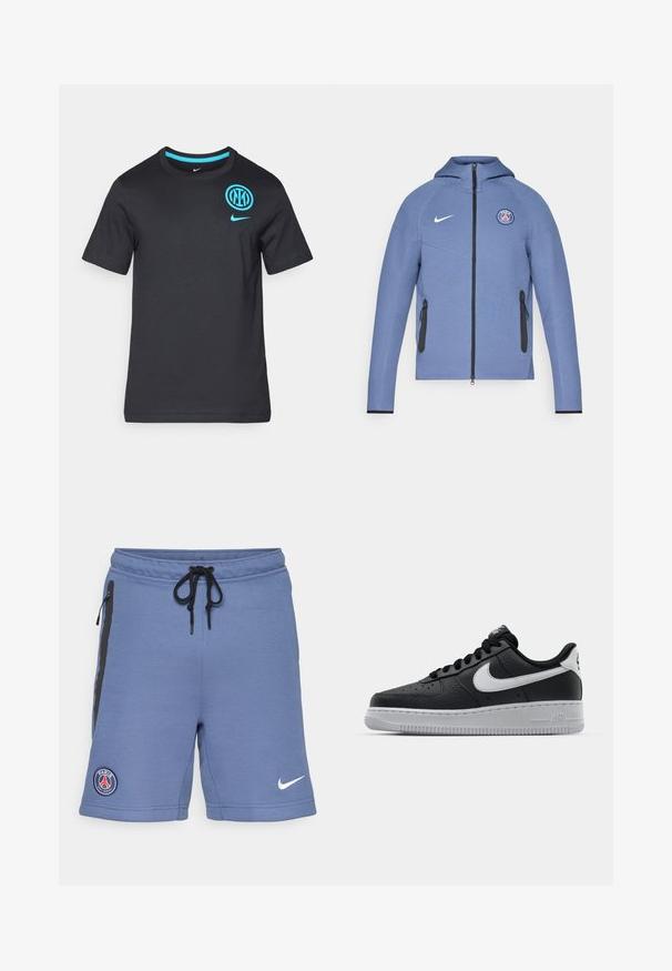 Blå hettejakke med glidelås laget av glatt stoff, med svarte glidelåslommer og en logo på brystet. Utsmykket med hvit Nike-merkevare.; Svart bomull T-skjorte med korte ermer, rund hals, med en blå Nike-logo og et Inter Milan-emblem på brystet.; Blå sportsshorts laget av mykt stoff, med svarte sidelommer med glidelås, snøring i livet, og Paris Saint-Germain-logoen på venstre side.; Svart lær sneakers med teksturert overflate, hvit Nike swoosh, grå såle, rund tå og snøredesign. Har perforeringer på tåboksen.