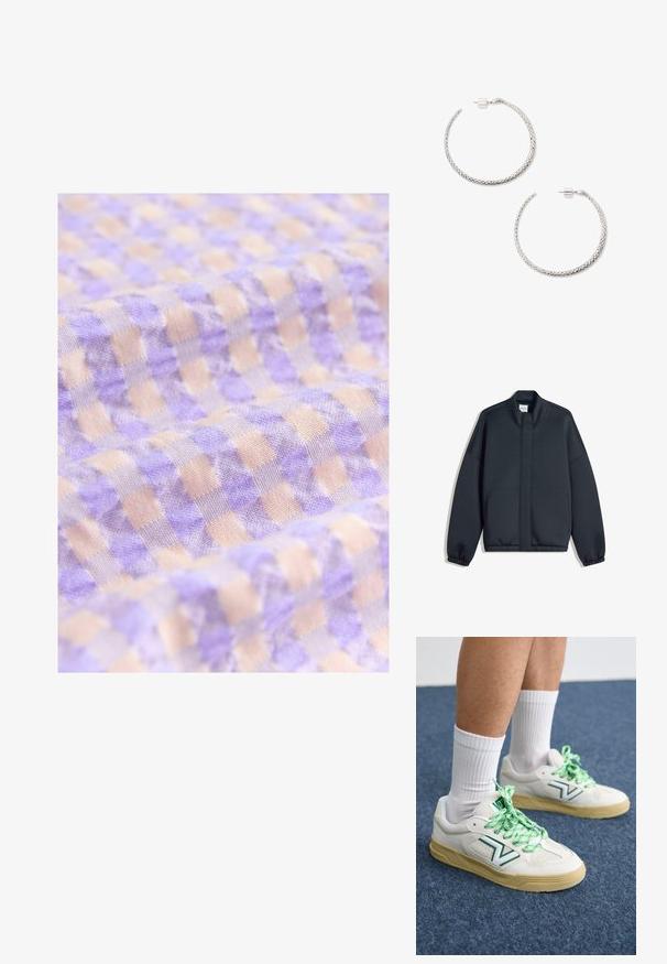 Mørkegrå sweatshirt med høj krave, sænkede skuldre og elastiske manchetter. Har et minimalistisk design og sidelommer. Glat tekstur.; Lyse lilla og beige ternet stof med en blød tekstur, der har små firkanter, arrangeret i et regelmæssigt mønster.; Hvide sneakers med grønne snørebånd og detaljer, som har en rund tå og tekstureret sål. Båret med hvide ankelsokker på en blå overflade.; Rød struktureret skuldertaske med flaplukning og sorte metal detaljer. Bruges som crossbody med en lang rem. Glat tekstur.; Flettede sølv hoop øreringe med en tekstureret overflade. Sikker post-bag lukning med en lille, cylindrisk accent.