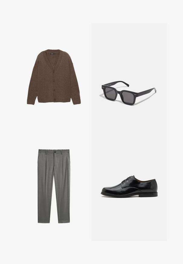 Cardigan lavorato a maglia marrone con scollo a V, polsini e orlo a coste, e cinque grandi bottoni sulla parte anteriore. Tessuto morbido con una vestibilità rilassata.; T-shirt bianca in cotone con maniche corte, scollo rotondo e vestibilità comoda. Presenta un piccolo etichetta laterale del marchio. Texture liscia.; Pantaloni grigi con una texture liscia, caratterizzati da chiusura con bottone, vita elastica e due tasche laterali. Design sartoriale con pince.; Scarpe eleganti da uomo in pelle nera con una finitura liscia e lucida, punta rotonda, design classico con lacci e tacco basso.; Occhiali da sole neri rettangolari con lenti scure, dotati di una montatura spessa, accenti sottili sui lati e senza loghi visibili oltre al nome del marchio.; Persona che tiene una borsa tote beige Adidas con manici verde scuro, indossando pantaloni grigi chiari e sneakers nere su un pavimento verde.