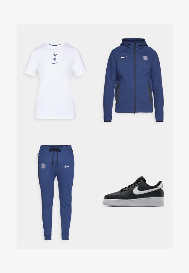 Námořnický modrý svetr z měkké tkaniny s plným zipem, bočními kapsami a nášivkou s logem. Má strukturovaný design s kapucí.; Bílá bavlněná trička s kulatým výstřihem, na kterém je tmavomodrý grafický motiv kohouta stojícího na fotbalovém míči a logo Nike pod ním.; Modré sportovní tepláky s elastickým pasem na šňůrku, bočními zipovými kapsami, černými akcenty a logy: emblém PSG a značka Nike.; Černé kožené tenisky s texturovaným povrchem, bílým logem Nike, šedou podrážkou, kulatou špičkou a designem na šněrování. Obsahují perforace na špičce.