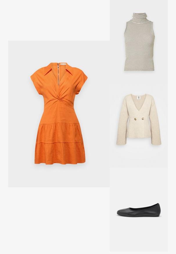 Maglione beige lavorato a maglia con profondo scollo a V, maniche lunghe e vita aderente, impreziosito da due grandi bottoni rotondi sul davanti.; Alice + Olivia MILA DEEP TWIST MINI DRESS - Abito a camicia - light mango; Top senza maniche a collo alto con righe verticali bianche e nere, realizzato in un tessuto a maglia testurizzato e dotato di un colletto alto e aderente.; Pantofole da balletto nere in pelle con punta arrotondata, texture liscia, dettagli di cucitura minimi e design con suola flessibile.