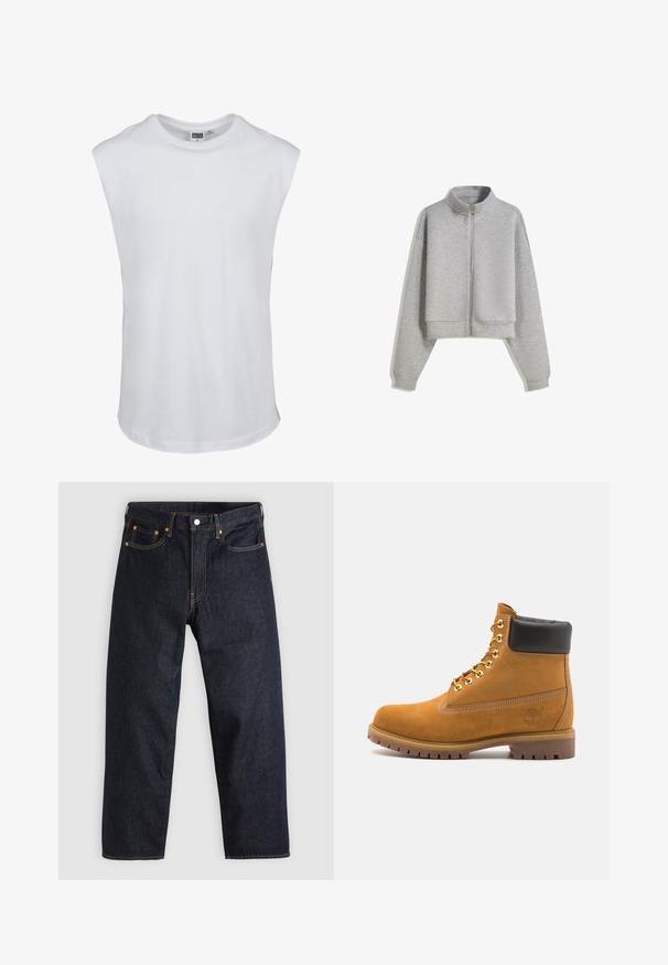 Felpa grigia corti con zip e colletto alto, maniche lunghe e polsini a costine. Realizzata in un materiale morbido e leggero con una texture liscia.; Canottiera bianca senza maniche in cotone. Tessuto liscio con scollatura rotonda e orlo dritto. Senza grafiche o dettagli aggiuntivi.; Jeans in denim blu scuro con taglio dritto, cinque tasche, cuciture arancioni a contrasto e chiusura con bottone. Nessun motivo o decorazione visibile.; Stivale alla caviglia in suede tan con collare imbottito nero, occhielli in metallo dorato, dettagli in cucitura bianca e suola in gomma robusta con battistrada pronunciato.