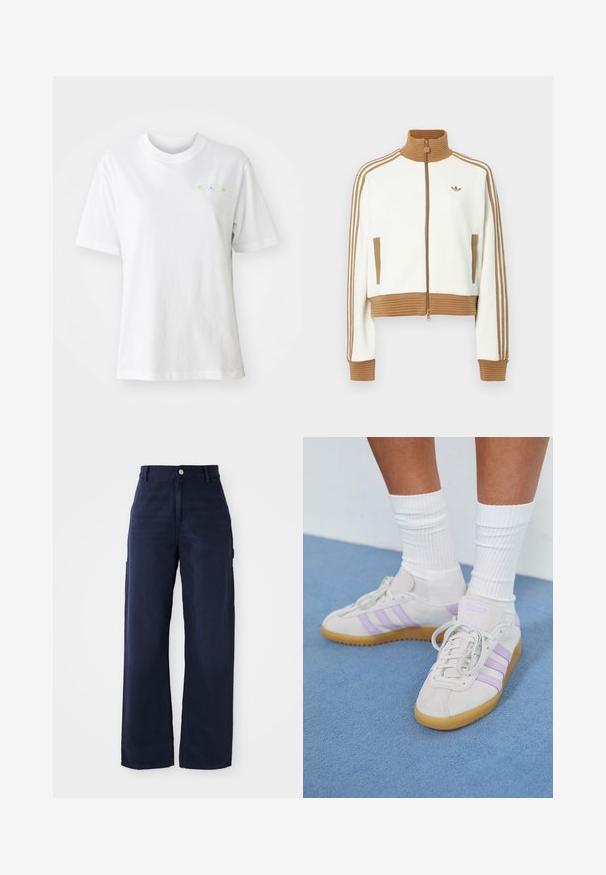 Witte cropped jas met een geribbeld bruin kraag en boorden. Voorzien van twee zijzakken en drie bruine strepen langs de mouwen. Geborduurd logo.; Witte katoenen T-shirt met een ronde hals en korte mouwen. Voorzien van een klein kleurrijk logo op de voorkant. Glad textuur en casual pasvorm.; Navy blauwe wijde cargobroek van stevige katoen, met zijzakken en een knoopsluiting in de taille.; Lichtgrijze nubuck sneakers met drie lila strepen, een rubberen zool, platte veters en witte geribbelde sokken. Tegen een blauwe achtergrond.