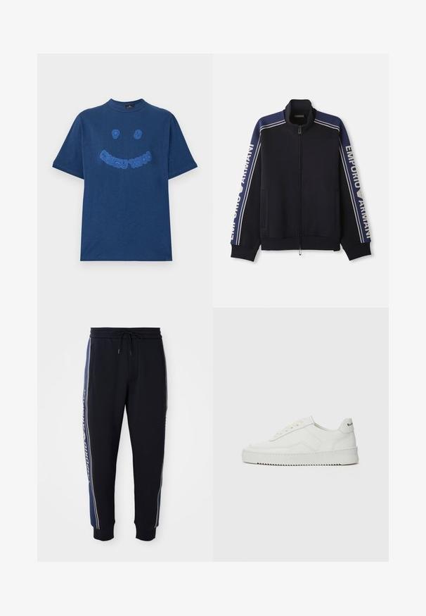 Námořnická modrá bunda na zip s dvojitými světle béžovými pruhy na ramenech a rukávech, text "Emporio Armani" podél obou rukávů.; Námořnická modrá bavlněná tričko s kulatým výstřihem. Na přední straně má modře vyšitý grafický text a motiv usmívající se tváře. Krátké rukávy.; Černé joggers kalhoty s modrými bočními pruhy, elastický pas s šňůrkou, boční kapsy a žebrované manžety na kotnících.; Bílé kožené tenisky s hladkým povrchem, kulatou špičkou, plochými tkaničkami a texturovanou podrážkou. Na patě se nachází nenápadné logo.