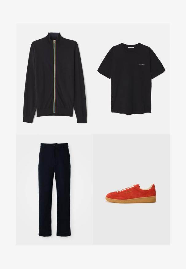 Schwarzer Reißverschluss-Pullover mit hohem Kragen, ausgestattet mit einem mehrfarbigen Streifen entlang des Reißverschlusses, aus weichem, leichtem Material gefertigt.; Schwarzes Baumwoll-T-Shirt mit Rundhalsausschnitt, kurzen Ärmeln und weißem Logodruck auf der linken Brust. Einfaches, einfarbiges Design.; Dunkelblaue Baumwollhosen mit geradem Bein, einem Frontknopfverschluss und einem klassischen Bund mit Gürtelschlaufen.; Rote Wildleder-Sneaker mit weißen Schnürsenkeln, hellbrauner Gummisohle und goldener Branding auf der Seite. Abgerundete Spitze und flaches Design.