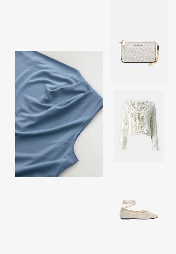 Krémový krátký cardigan ve stylu háčkování. Má dlouhé rukávy, hluboký V-výstřih a nastavitelné zavírání na šňůrku vepředu. Texturovaná tkanina s otevřeným tkaním.; Modré tričko zobrazené shora, s jemným materiálem a hladkou texturou, s volnými záhyby a kulatým výstřihem.; Beige pletené baletky s špičatou špičkou, plochou podrážkou a obtočenými tkaničkami. Textura je otevřené pletení, se hladkým vnitřním podšívkou.; Kabelka na zápěstí Michael Kors v béžové potažené plátno s opakujícím se vzorem loga MK, zlatými kovovými doplňky a odnímatelným řetízkovým popruhem.