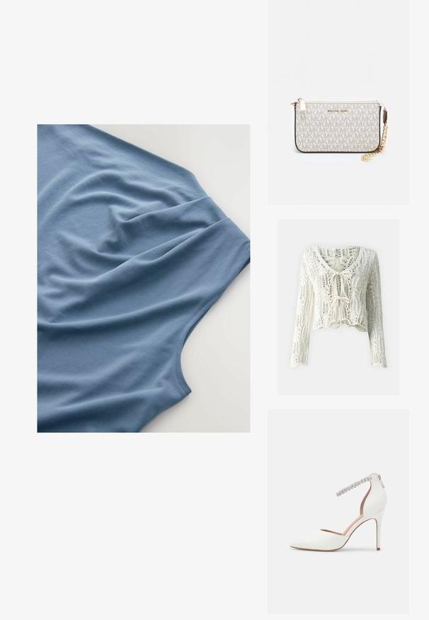 Hæklede, cropped cardigan i creme. Har lange ærmer, en dyb V-halsudskæring og justerbar snørelukning foran. Tekstureret stof med åben vævning.; Blå t-shirt set fra oven, med blødt stof og en glat tekstur, draperede folder og en rund halsudskæring.; Hvide højhælede sko med spids tå-design, lædermateriale, justerbar ankelrem dekoreret med rhinsten og en slank stilettohæl.; Michael Kors håndleddstropp i beige belagt lær med et gentaget MK-logo mønster, guld hardware og en aftagelig kædestrop.