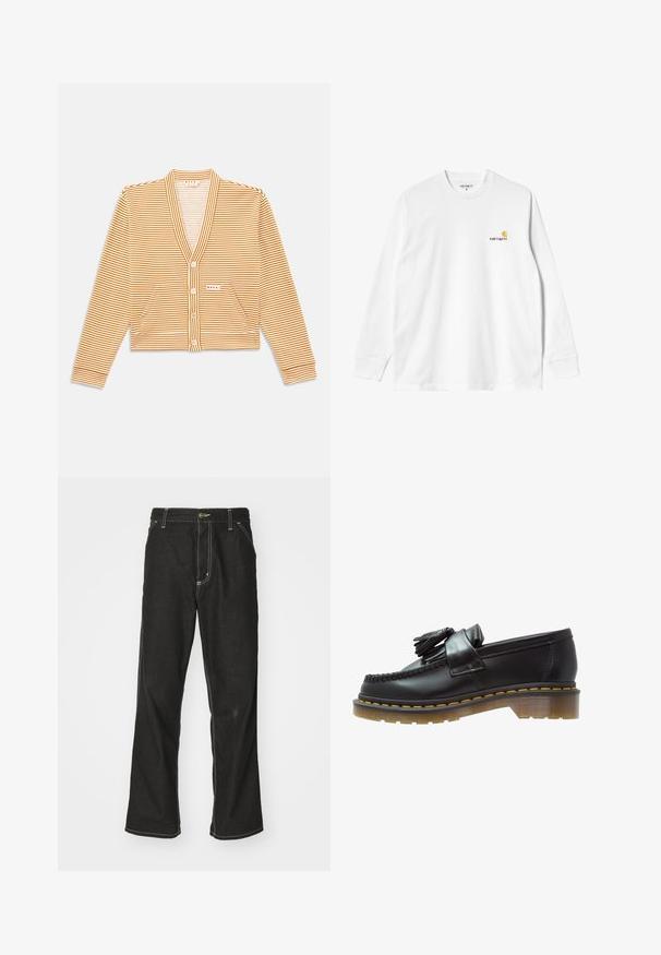 Korte cardigan in oranje en witte strepen, met lange mouwen, een V-hals, knopen aan de voorkant en twee voorzakken.; Witte katoenen T-shirt met lange mouwen en ronde hals, met een klein geel en bordeaux logo op de linkerborst. Naadloze manchetten en zoom.; Zwarte denim jeans met een losse pasvorm, voorzien van contrasterende witte stiksels, een knoopsluiting en een recht ontwerp.; Zwarte leren instappers met een gestructureerde afwerking, voorzien van een decoratieve kwast en contrasterende gele stiksels, op een chunky, transparante zool.