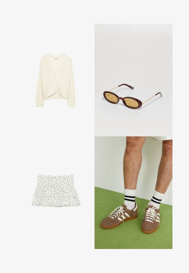 Biała krótka kardigan, dzianinowa tekstura, dekolt w serek, pięć guzików z przodu, prążkowane wykończenia na mankietach i dołach. Miękki materiał, casualowy styl.; Biały top na halter z czarnymi kropkami, z głębokim dekoltem w kształcie V i marszczonym designem. W zestawie z dopasowaną mini spódnicą z falbanami.; Biała spódnica z materiału, o marszczonym designie, z czarnym wzorem w kropki na całej powierzchni. Elastyczny pas i rozkloszowany dół.; Brązowe zamszowe sneakersy z białymi akcentami i sznurówkami. Gumowa, brązowa podeszwa. Noszone z białymi skarpetkami w czarne paski. Zielona teksturowana podłoga.; Owalne okulary przeciwsłoneczne w ciemnoczerwonym wykończeniu imitującym żółwia, z żółtymi soczewkami i cienkimi metalowymi zausznikami w kolorze złotym.; Wykonana z plecionego słomy torba o luźnym kształcie, w kolorze karmelowym, z otworem w kształcie litery V oraz skórzaną naszywką na dole. Miękka tekstura.