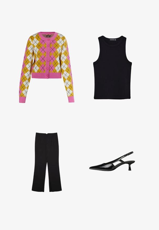 Lyhyt villatakki keltaisen, valkoisen ja vaaleanpunaisen argyle-kuvion kanssa. Ominaisuuksina vaaleanpunaiset napit ja resorihihansuut. Valmistettu pehmeästä neulemateriaaliasta.; Musta hihaton paita, joka on valmistettu puuvillasta, ja jossa on pyöreä kaula-aukko sekä leveät kainaloaukot. Silkkinen pinta ja ommellut reunat. Klassinen, minimalistinen muotoilu.; Mustat housut suoralinjaisella leikkauksella, joissa on etutaskut ja sivurei'ät helman alla. Valmistettu pehmeästä ja sileästä kankaasta. Sopii eri tilaisuuksiin.; Mustat lakatut nahkakengät, joissa on viistopää, leikattu sivusuunnassa ja pieni neliökoroke. Sujuva pinta, jossa on minimaalinen koristelu.