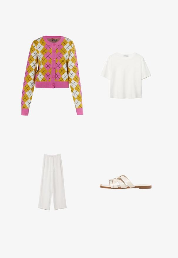 Skrajšan cardigan v rumeni, beli in roza argyle vzorcu. Opremljen s roza gumbi in rebrastimi manšetami. Narejen iz mehkega pletenega materiala.; Bela kratka majica s kratkimi rokavi iz bombaža. Ima okroglo izrezovanje in sproščen kroj. Gladka tekstura brez vidnih vzorcev ali poudarkov.; Bele široke hlače iz lahkega materiala. Imajo elastičen pas s vrvico in stranske žepe. Gladka tekstura.; Ravne sandale s svetlo rjavim gumijastim podplatom, zasnovane s tremi prekrivajočimi se belimi usnjenimi trakovi in majhnim lokom na sredini.