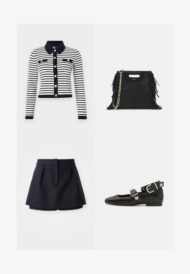 Stripete strikkegenser i marineblå og hvit, med kragehals, gullknapper og to frontlommer. Langermet med ribbestrikkede mansjetter.; Marineblå ribbestrikket polo skjorte med spiss krage, korte ermer og to frontlommer med trykknapper; fremhevet med hvite søm detaljer.; Marineblå, pregede shorts med høj talje, lavet af blødt stof. Har et tætsiddende design og en skjult forlommek.; Sorte lakkderflat sko med firkantet tå, ankelstropp med sølvfarge detaljer, og flat såle. Glatt tekstur med minimalistisk design.; Svart læderhåndtaske med frynsedetaljer, guldkæde skulderrem og udskåret håndtag. Har logo placeret på forsiden.