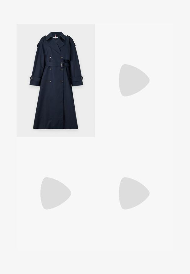 Tommy Hilfiger OVERSIZED - Trenci - desert sky; Top scurt de culoare albastru deschis, realizat dintr-un material moale, cu un în față plisat, decolteu în formă de cerc și margine ondulată în jurul decolteului.; Jeans din denim de culoare albastru deschis, cu un design drept, având un sistem de închidere cu nasture și fermoar, cinci buzunare și un talie de înălțime medie.; Botine Chelsea din piele lacuită neagră, cu panouri elastice pe laterale, talpă texturată chunky și tab pentru prindere la spate pentru a fi ușor de purtat.