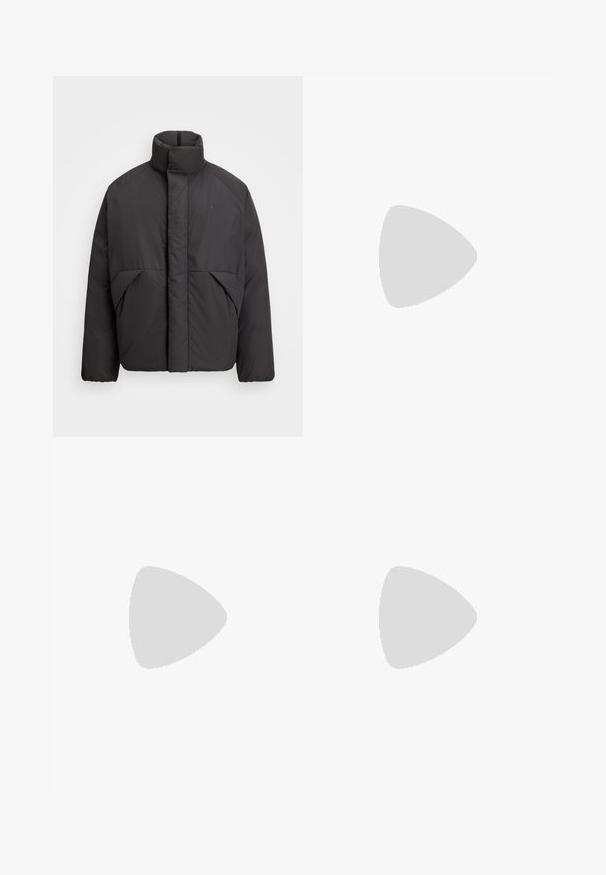 Schwarze Pufferjacke mit hohem Kragen, verdecktem Front-Reißverschluss, Seitentaschen und gesticktem Logo auf der linken oberen Brust.; Helle beige Strickpullover mit einem strukturierten, gewebten Muster und einem gerippten Rundhalsausschnitt. Das Baumwollgemisch sorgt für Komfort und Atmungsaktivität.; Schwarze Chinos mit geradem Bein, Gürtelschlaufen, Knopfverschluss und Seitentaschen, auf einem hellgrauen Hintergrund präsentiert.; Schwarze Leder-Slipper mit strukturiertem Finish und einer kontrastierenden beige Gummisohle. Mit einem dezenten Akzent an der Vorderseite.