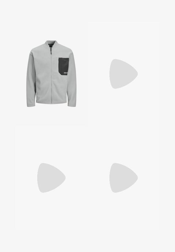 Fleecejacke in Hellgrau mit hohem Kragen, durchgehendem Reißverschluss und einer schwarzen strukturierten Tasche auf der linken Brust mit einem Logo.; Weißes Baumwoll-T-Shirt mit kurzen Ärmeln, rundem Halsausschnitt und einem kleinen Grafik mit der Aufschrift „LA VILLE LUMIÈRE“ in Schwarz und Rot auf dem oberen Rücken.; Helle beigefarbene Denim-Shorts mit lockerer Passform, zwei Fronttaschen, einem Reißverschluss und einem Metallknopfverschluss.; Canvas-Sneaker in Olivgrün mit weißen Akzenten, Schnürdesign, runde Zehenform und einem Logo mit einem Baum an der Seite. Flache Gummisohle.