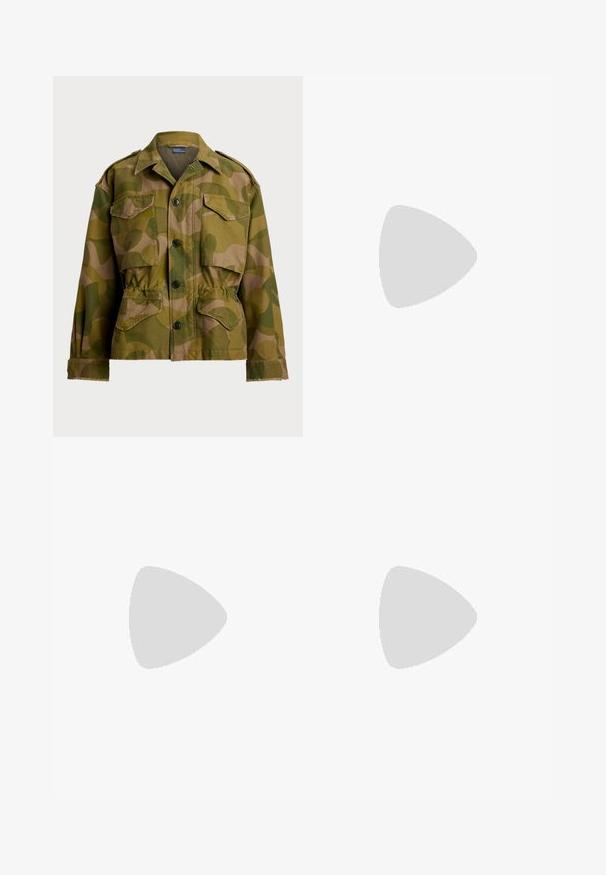 Polo Ralph Lauren PRINTED CROPPED FIELD JACKET - Kevyt takki - green/brown; Valkoinen pyöreän kaula-aukon t-paita, jossa on lyhyet hihat, valmistettu pehmeästä puuvillasta. Silkkinen rakenne, yksinkertainen muotoilu ja suora helma. Brändilogo näkyvissä.; Vaaleansiniset leveälahkeiset farkut, joissa on korkeavyötärö, etutaskut ja nappikiinnitys. Suora pinta, jossa on haalistuneita kohtia.; Pari valkoisia tennareita, joissa on maroon-väriset yksityiskohdat, teksturoituja paneleita, litteä musta pohja ja vaaleat nauhat, käytettyinä valkoisten nilkkasukkien kanssa.