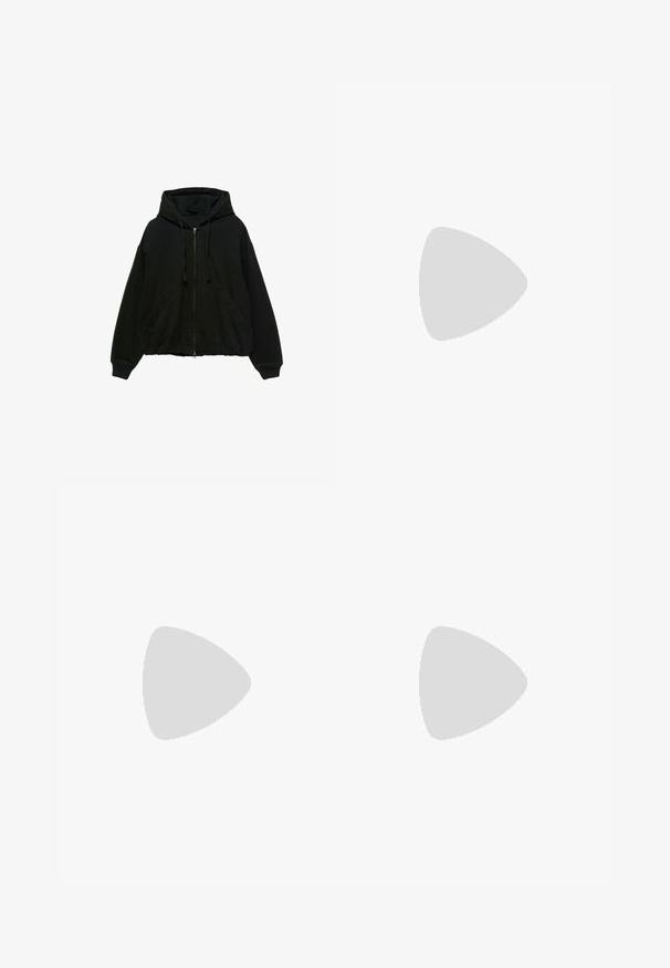 Svart zip-up hoodie med dragsko på huven, oversize passform, framfickor och ribbad mudd. Mjuk bomullstyg, minimal varumärkesdetalj.; Grå bomullspolo med krage, tvåknappslukning och liten broderad logotyp på bröstet. Korta ärmar och ren fåll.; Ljusblå denimbyxor med vida ben och hög midja, med fem fickor, bälteshällor och en mjuk, något urtvättad textur.; Marina canvas sneakers med vita gummisulor, snörningsdesign och en hälla i brunt läder. Har färgade accenter nära snörhålen.