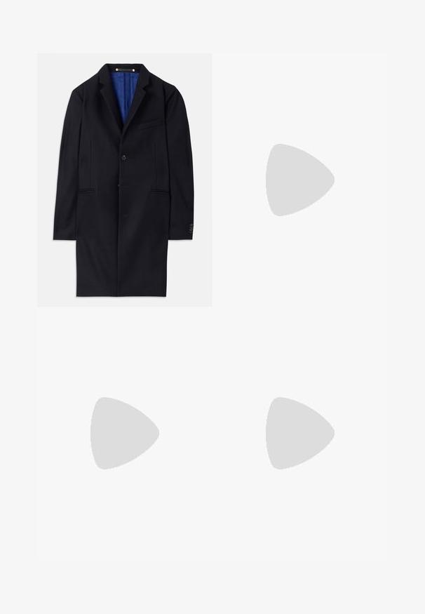 Mornarsko volneno plašč s posameznim zapiranjem na gumb, z zavihki in dvema stranskima žepoma. Ima modro notranjo podlogo in minimalne šivane detajle.; Bela bombažna majica s kratkimi rokavi, ki ima na levem prsnem delu majhen, pisano vezen zajček in okrogel izrez.; Temno modri hlače iz mehkega materiala z nabranim sprednjim delom in elastičnim pasom. Imajo gumbasto zapiranje in ravno krojene hlačnice.; Temno mornarsko usnjeno teniško obuvalo z gladko površino, okroglo konico, vezalkami s šestimi očesi ter kontrastnim belim gumijastim podplatom. Na strani se nahaja znamčenje.