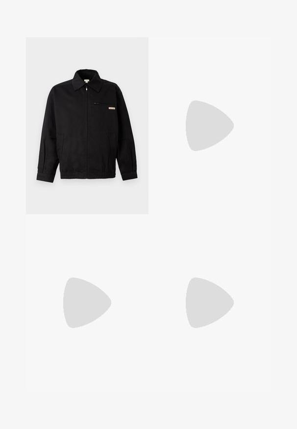 Calvin Klein Jeans JACKET - Letná bunda - black; Čierne tričko s krátkym rukávom vyrobené z bavlny. Obsahuje biele vyšívané písmo "Guess Jeans American Tradition California" na hrudi.; Čierne džínsy s širokými nohavicami, obsahujúce päť vreciek a kovové zapínanie. Hladká textúra, bez viditeľných vzorov.; Čierne tenisky s geometrickou textúrou na boku, hladký špičkový kryt a biely gumový podrážka. Majú okrúhle šnúrky a nízky strih.