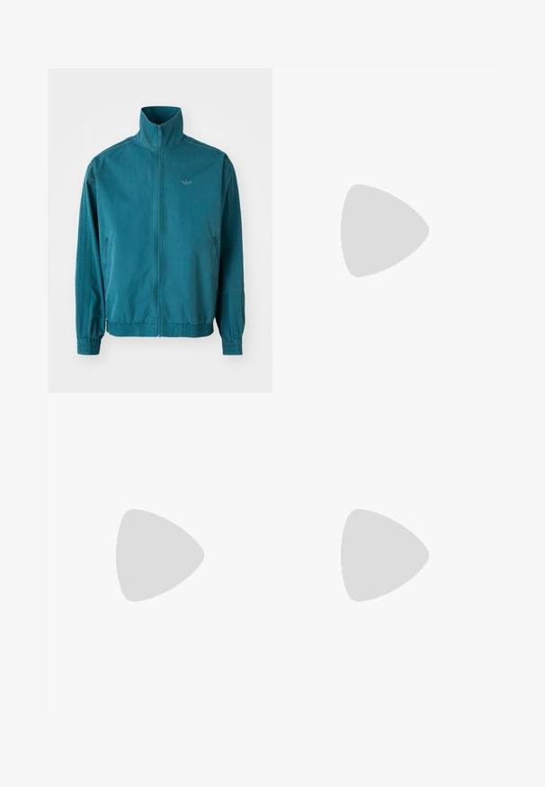 Casaco leve em teal com colarinho alto, fecho em zip, dois bolsos laterais, punhos elásticos e três riscas verticais nas mangas.; T-shirt branca de algodão com mangas curtas, decote redondo, apresentando um pequeno logótipo dourado na área do peito esquerdo. Textura macia e ajuste regular.; Jeans pretos de perna reta com botão frontal e fecho de correr, design de cinco bolsos, exibidos sobre um fundo branco.; Sneakers pretos com parte superior em camurça e sintético, apresentando três riscas brancas, sola de borracha texturizada e etiqueta azul no linguete.