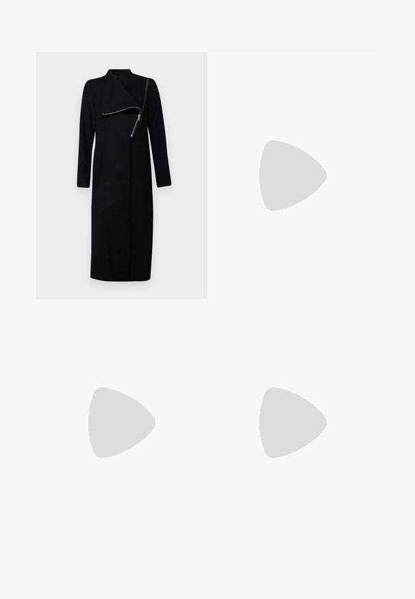 AllSaints MARGOH COAT - Klassinen takki - black; Vaaleanbeige puuvillapaita, jossa on pyöreä kaula-aukko, lyhyet hihat ja rento istuvuus. Sileä rakenne ilman näkyviä kuvioita tai koristeita.; Vaaleansiniset leveälahkeiset farkut, joissa on korkea vyötärö, lyhennetty helma ja pehmeä pinta haalistuneilla yksityiskohdilla.; Slingback-kengät oliivinvihreästä, kiiltävästä synteettisestä materiaalista, teräväkärkinen malli, matala pinottu korko ja metallikoriste nilkkaremmissä.