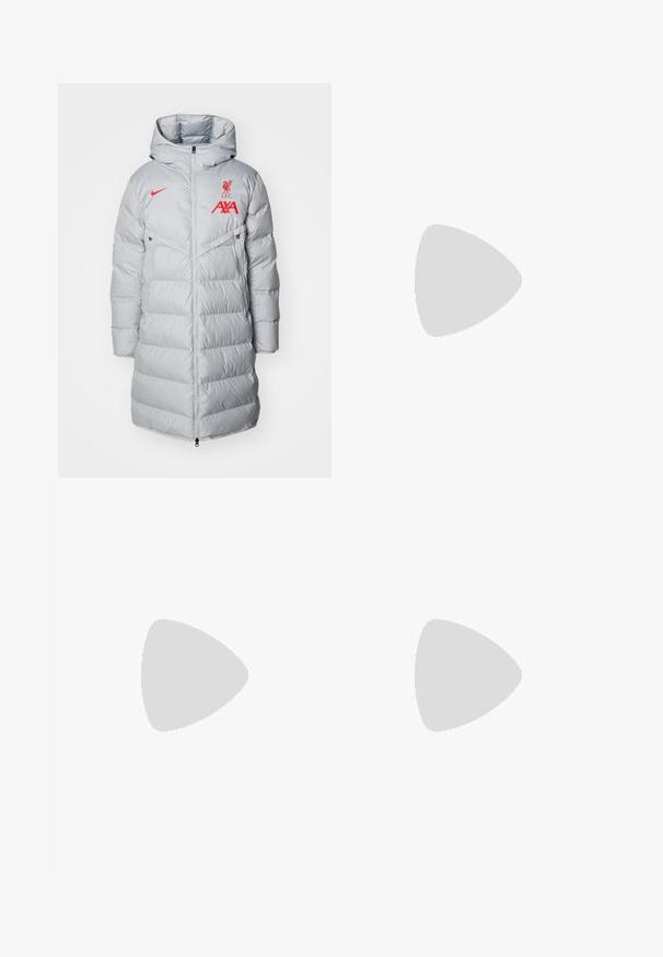 Nike Performance LIVERPOOL FC - Squadra - light smoke grey/global red; Nike Performance ACADEMY DRILL TOP - Maglietta a manica lunga - iron grey/dragon red; Jogging neri sportivi con cintura elastica, vestibilità slim e logo Nike bianco sul lato sinistro. Tessuto morbido con una texture liscia.; Scarpe da calcio nere con tomaia strutturata e lacci neri, tirati da mani. Ambientate su una superficie verde, con abbigliamento sportivo nero e calzini bianchi.