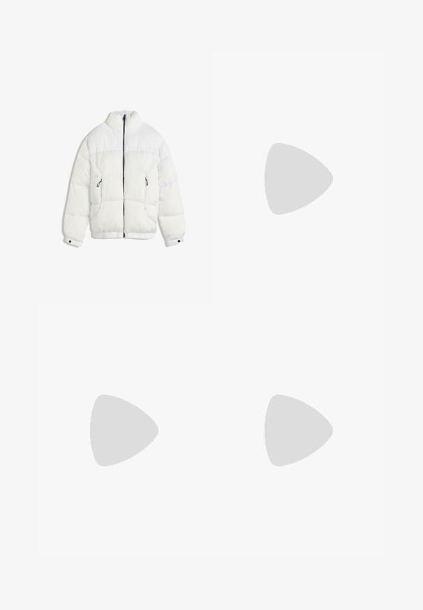 Bela pufer jakna z visokim ovratnikom, črnimi zadrgami, prešito zasnovo in elastičnimi manšeti. Ima dve stranski žepki in mehak material.; Črna bombažna majica s kratkimi rokavi z belim logotipom "ARCHIVE inc." čez prsa in okroglo ovratnikom.; Svetlo modri jeans kratki hlače sproščenega kroja, ki imajo pet žepov, pasne zanke in blede pranje z občutnimi znaki obrabe.; Črne superge z teksturiranim zgornjim delom, opremljene z vezalkami, mrežastimi dodatki za zračnost, oblazinjenim ovratnikom in trdnim podplatom.